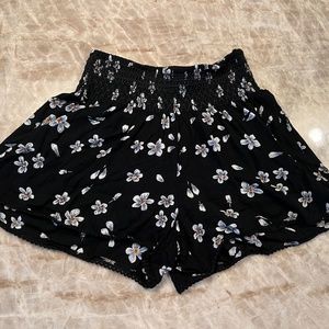 AQUA Pull On Elastic Waist Cover Up Floral Summer Short Black Daisy Size Small